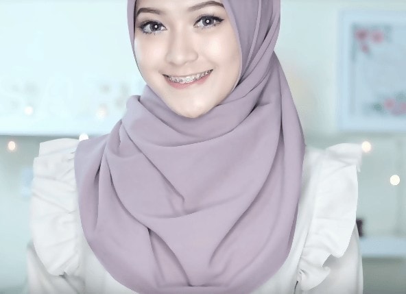 لفات طرح طويلة للمناسبات على بنت تضحك