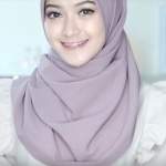 لفات طرح طويلة للمناسبات على بنت تضحك