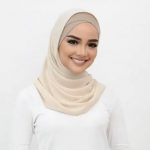 واحدة من لفات الحجاب الرقيقة